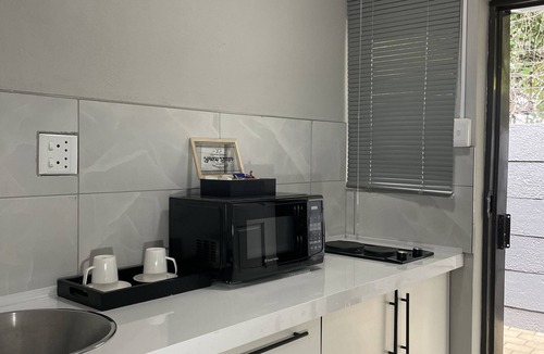 Greater Johannesburg Metropolitan Area Cabin | Comfortable Open-Plan Studio Stay — 36 On Blougom, Midrand