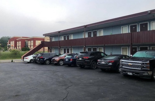 Grissom - Highland Hotel | Convenience meets Comfort: Budget Stay near Universities and Attractions