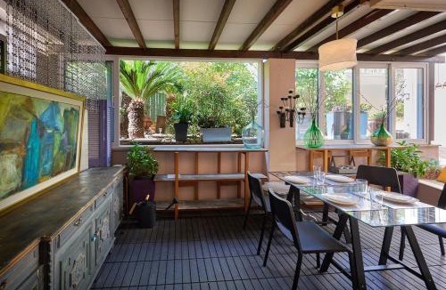 Voula Apartment | Cool ambiance, 2Brs , Private Garden & Parking