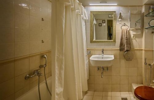 Voula Apartment | Cool ambiance, 2Brs , Private Garden & Parking