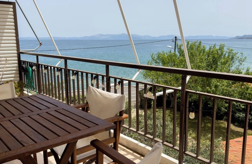 Oropos Apartment | Cosy Seaside Apartment above the sea