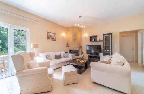 Limni House | Country House with Private Balcony