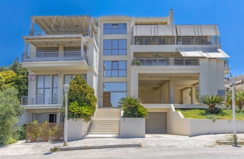 Petaloudes Apartment | ★ Couple's Getaway ★ Patio | Sophisticated Style |