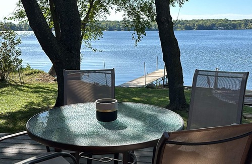 Darwin Cabin | Cozy 2 Bedroom Lakeside Cabin on Lake Manuella