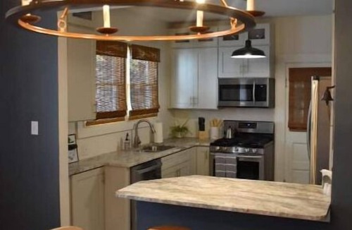 Ludlow House | Cozy bungalow with chef's kitchen near Cincinnati