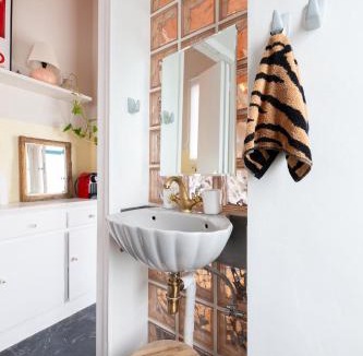 Platia Viktorias Apartment | Cozy, central studio with expansive balcony