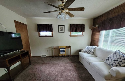 Wheeling House | Cozy creekfront home. Mins to Hosptial, parks, Oglebay, Casino and waterfront!