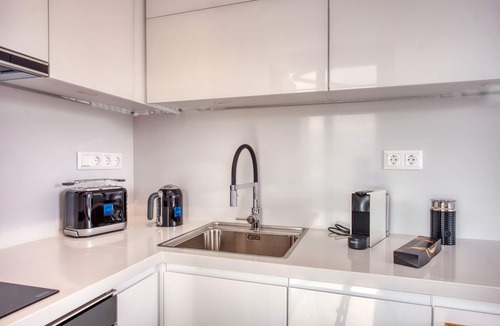 Makrigianni Apartment | Cozy Deck Roof Apt at the Foothills of Acropolis