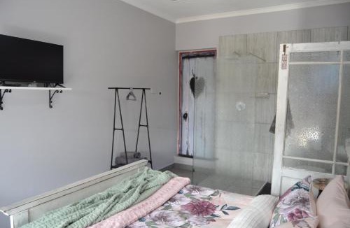 Kraaifontein House | Cozy Rustic Cottage