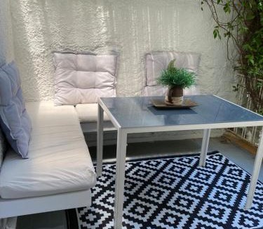 Vouliagmeni Apartment | Cozy seaside studio in Lemos Vouliagmenis