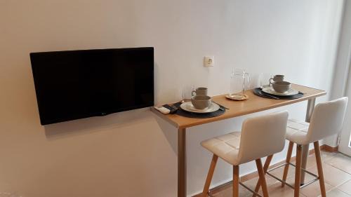 Vouliagmeni Apartment | Cozy seaside studio in Lemos Vouliagmenis