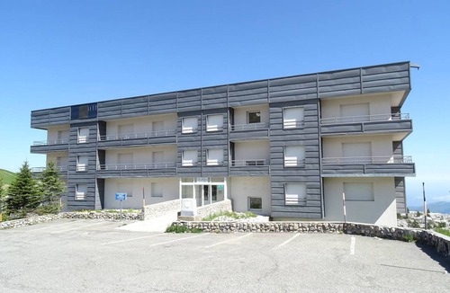 Arette Apartment | Cozy Ski-In/Ski-Out Apt, Sleeps 6, Mountain Views, Free Parking, Ski Locker, TV, Dishwasher