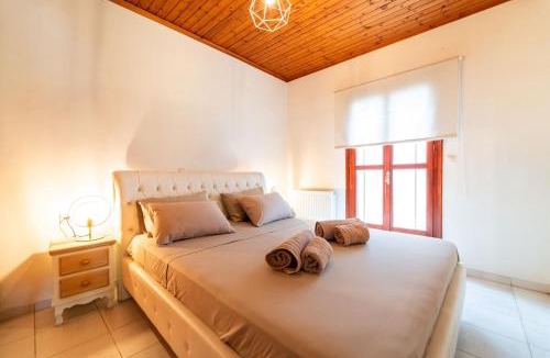 Ayios Thomas Apartment | Cretan Country Villa with Shared Pool 2