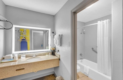 Hollins Hotel | Days Inn 2 connected rooms!