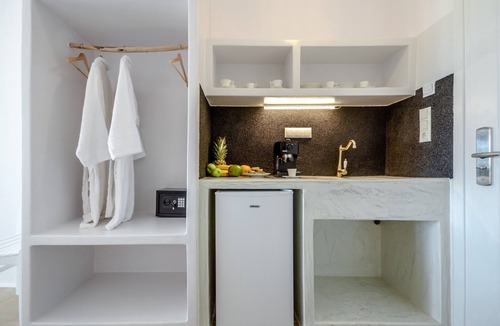 Plaka Apartment | DELUXE BEACHFRONT SUITE | GLARONISSI BEACH