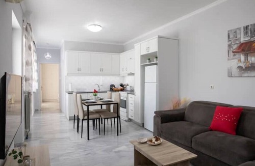 Zipari House | Detatched House - 1km From the Beach