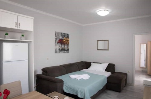 Zipari House | Detatched House - 1km From the Beach