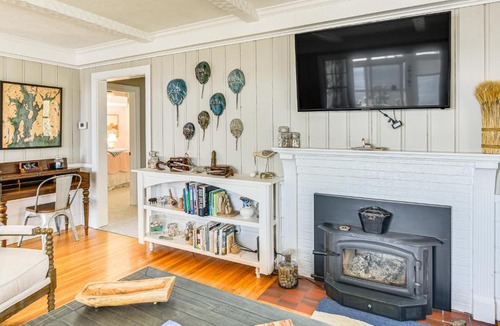Bristol House | Dock, Sunrise View: Waterfront Home on Mt Hope Bay