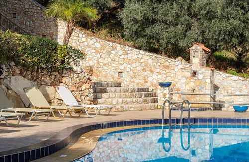 Makrys Tichos House | Dream Lux Flat with great Outdoors, Pool & Parking