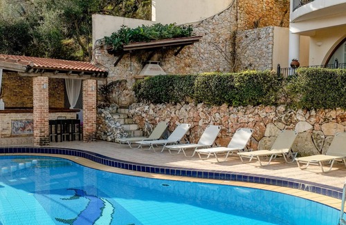 Makrys Tichos House | Dream Lux Flat with great Outdoors, Pool & Parking
