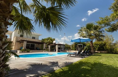 Agii Theodori Villa | Enjoy your vacation at a luxurious stone villa with garden & swimming pool!
