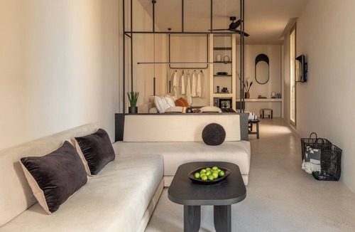 Pyrgos Hotel | Enorme EOS Santorini - Adults Only