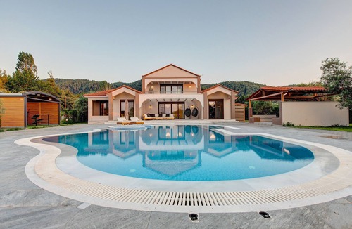 Vourvourou Villa | Epavli Alexandros: Luxurious Beachfront Villa in Vourvourou.