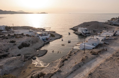 Milos Apartment | Fani Dream Suite 3nWaterfront luxurious Newly renovated Boat House max 5 persons