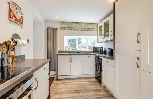 Compton Dundon Cottage | Fantastic Country House with a hot tub + splash pool + games in private grounds.