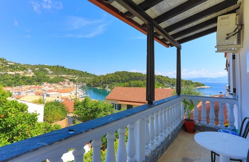 Gaios Apartment | Faros Dio: Gaios studio, sea views, private sun-loungers