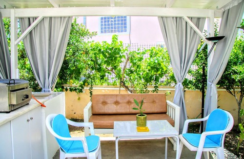 Pigianos Kampos Apartment | Garden view spacious apartment