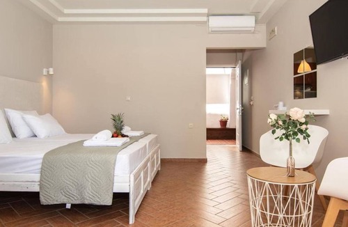 Kato Stalos House | Girogiali beach hotel