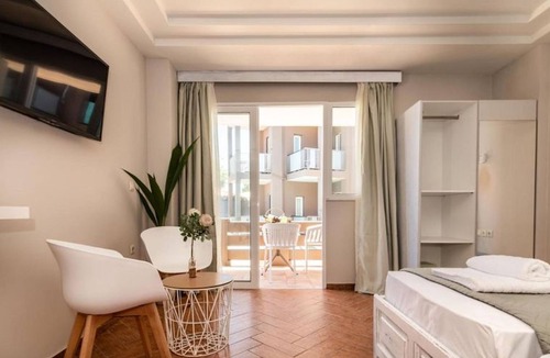 Kato Stalos House | Girogiali beach hotel