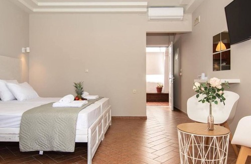 Kato Stalos House | Girogiali beach hotel