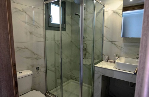 Alykes Apartment | Golden Dolphin Studios - Superior Twin Room with Sea View