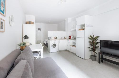 Ampelokipoi Apartment | Grounded Athens Retreat