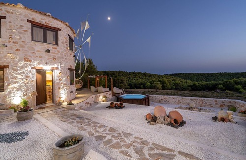 Koiliomenos Villa | Hidden Hills Bio Farm with Private Pool