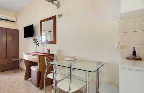 Mikros Gialos Apartment | Holiday Accommodation "Vardia studio A" with Sea View, Wi-Fi & Balcony