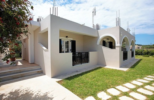 Alykes Apartment | Holiday Apartment "Tropical Studio 2" with Shared Garden, A/C & Wi-Fi
