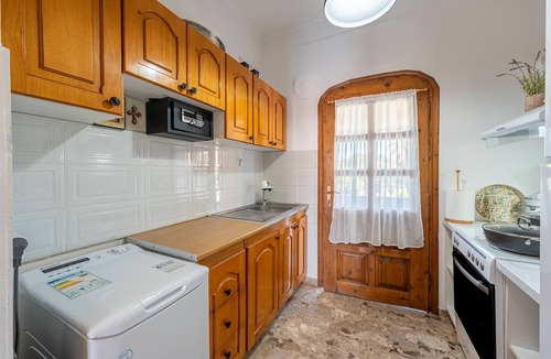 Lefkimmi House | Holiday Home 'Nana's House' with Mountain View, Wi-Fi and Air Conditioning