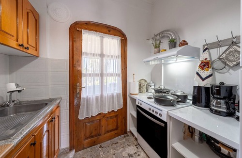 Lefkimmi House | Holiday Home 'Nana's House' with Mountain View, Wi-Fi and Air Conditioning