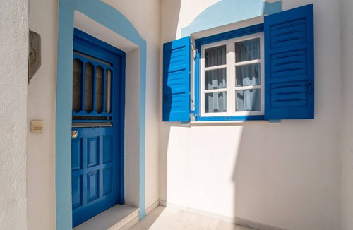 Vivlos House | Holiday Home 'Naxos Family House In Vivlos' with Sea View, Wi-Fi and Air Conditioning