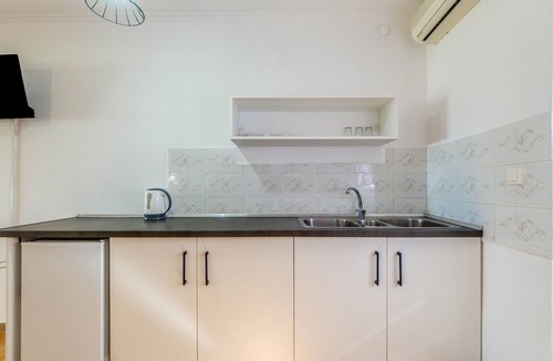 Kavos House | Holiday Home 'Sandy Beach House - Ground Floor' with Shared Terrace, Wi-Fi and Air Conditioning
