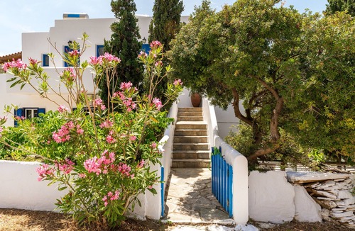 Batsi House | Holiday Home 'Seaview Mastrozanne Studio 8 Andros' with Sea View, Wi-Fi and Air Conditioning
