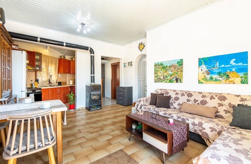 Koutsi House | Holiday Home 'Victoria's House' with Sea View, Wi-Fi and Air Conditioning