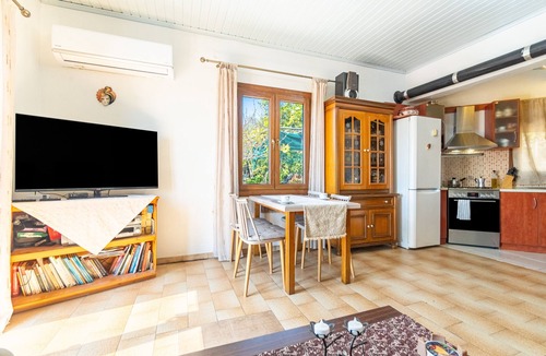 Koutsi House | Holiday Home 'Victoria's House' with Sea View, Wi-Fi and Air Conditioning