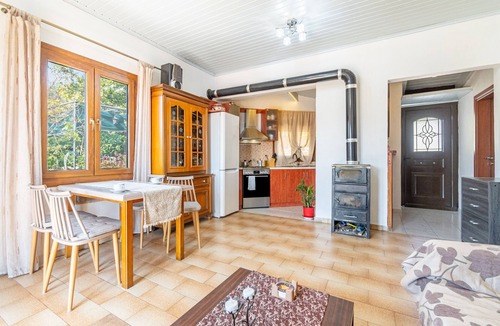 Koutsi House | Holiday Home 'Victoria's House' with Sea View, Wi-Fi and Air Conditioning
