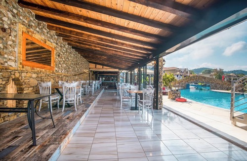 Arillas Apartment | Holiday Studio 'Mirage Arillas Maisonette A' next to Beach with Balcony, Shared Pool & Wi-Fi