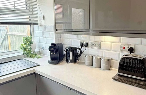 Keynsham House | Home in between Bath and Bristol - Sleeps 6 guests
