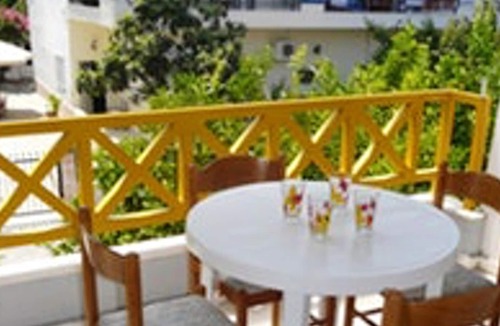 Haniotis Apartment | Homerez - Appartement for 4 ppl. with sea view and balcony at Chaniotis